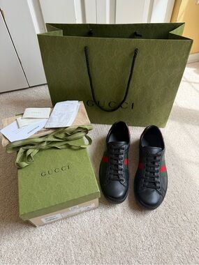 Gucci Black Leather Low-Top Sneakers with Red & Green Web